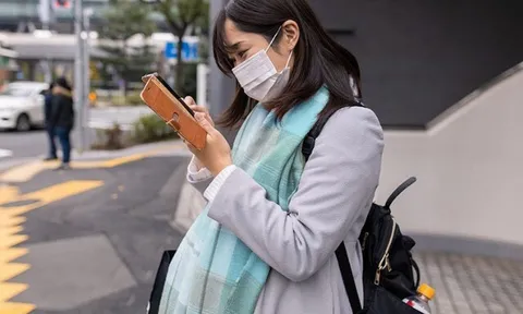 Cô gái đang đi bộ bất ngờ đẻ con giữa đường, em bé rơi xuống đất khiến nhiều người thót tim
