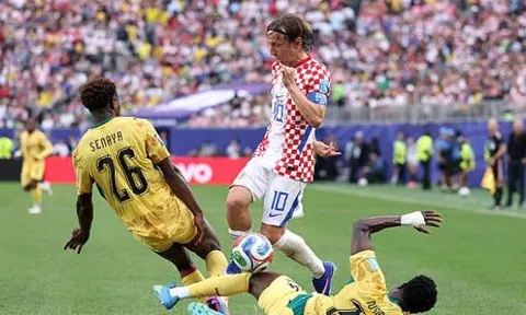 Modric đi vào lịch sử, giúp Croatia giành vé đi tiếp