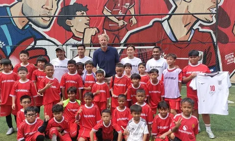 Van der Sar hy vọng Indonesia sớm dự World Cup