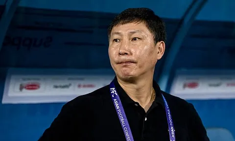 Bão chấn thương chứng minh bản lĩnh của HLV Kim Sang Sik