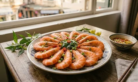 Luộc tôm cứ cho lá này vào: Tôm đỏ au, chắc thịt, thơm lừng mà không hề có mùi tanh