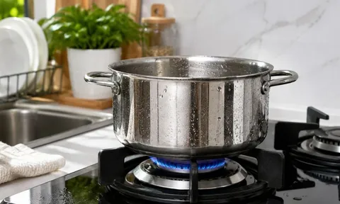 Vì sao không nên đặt nồi mới rửa xong lên bếp gas? Thói quen nhỏ nhưng có thể khiến nồi nhanh xuống cấp