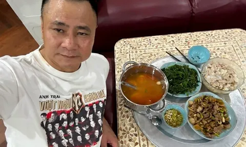 NSND Tự Long nhập hội ăn đêm với bạn thân chí cốt, Xuân Bắc khen: "Đầy đặn thế kia cơ mà, nhất ông!"