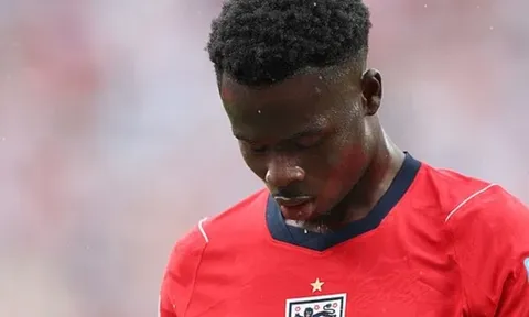 Neville lo ngại Saka quá tải ở World Cup
