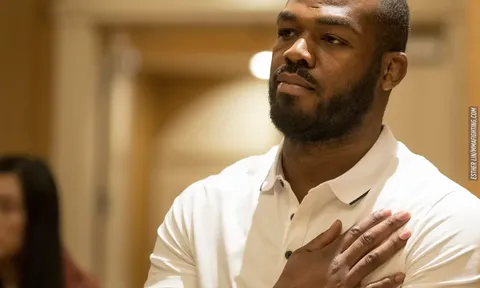 Góc khuất sau võ đài: Jon Jones đồng cảm với Dustin Poirier sau bê bối bắt giữ vì "ai cũng có lúc say xỉn"