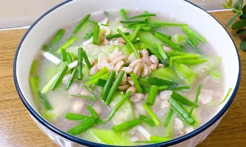 Trời nóng, thử ngay món canh mướp nấu lạc thanh mát, ngọt bùi