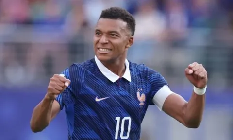 Gary Neville: Mbappe đang chạm tay vào sự vĩ đại
