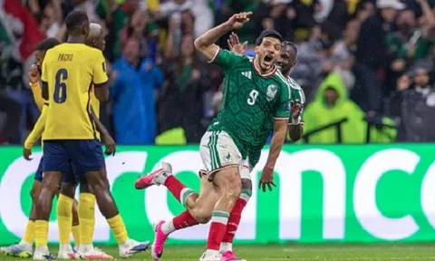 Mexico 2-0 Ecuador: Chủ nhà đi tiếp xứng đáng