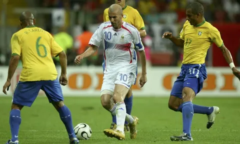 Ngày này năm xưa: Làm thế nào lão tướng Zidane khắc chế cả hàng tiền vệ Brazil?
