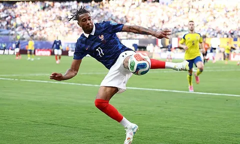 Cú đúp kiến tạo đưa Olise đi vào lịch sử World Cup