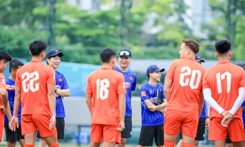HLV Kim gò chiến thuật cho ĐTVN tại Hàn Quốc
