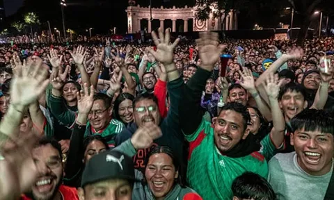 Người hâm mộ Mexico đổ xuống đường ăn mừng chiến thắng lịch sử