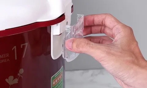 Tại sao nồi cơm điện phải có nắp hứng nước ở bên cạnh?