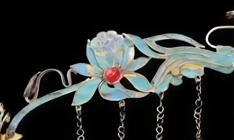 Cô gái mang chiếc trâm cài tóc mạ vàng bà nội tặng sinh nhật đi thẩm định, chuyên gia khuyên: "Tháo ra ngay đừng đeo nữa"