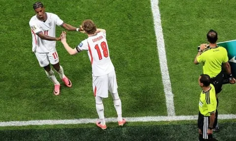 Cú xoay bài của Tuchel giúp tuyển Anh lội ngược dòng