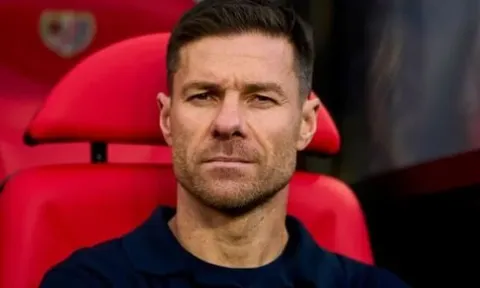 Hasselbaink khuyên Alonso mua lại Lewis Hall