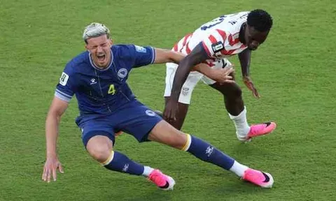 Lionel Messi bị réo tên vụ thẻ đỏ tranh cãi của Folarin Balogun