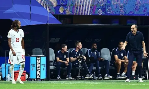 Tuchel quát tháo Djed Spence trong trận Anh thắng Congo