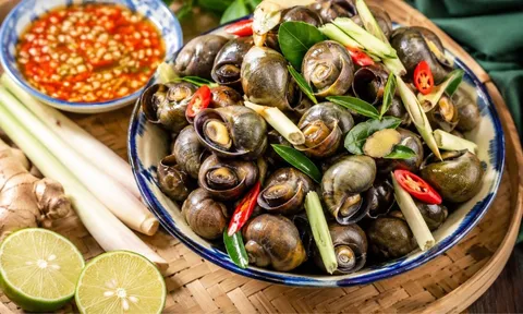 Luộc ốc đừng chỉ cho vào nồi: 5 mẹo ít người biết giúp ốc sạch, giòn, thơm và không tanh