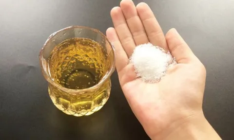 Thêm chút muối vào cốc bia có tác dụng gì?