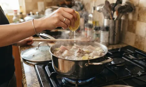 Vì sao nên vắt chút nước cốt chanh vào nồi nước luộc thịt?