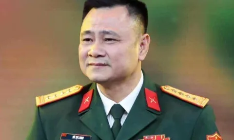 NSND, Đại tá Tự Long có bằng Tiến sĩ vẫn chăm chỉ ôn thi ở tuổi 53, được đồng nghiệp chúc hoàn thành nhiệm vụ