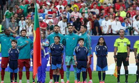 Lý do Ronaldo đứng nghiêng khi hát quốc ca Bồ Đào Nha