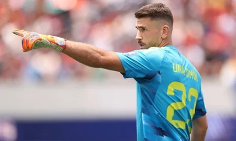 Unai Simon phá kỷ lục giữ sạch lưới của huyền thoại Walter Zenga