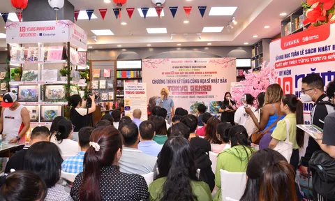 Hàng trăm người xếp hàng kín nhà sách chờ gặp họa sĩ nổi tiếng Nhật Bản