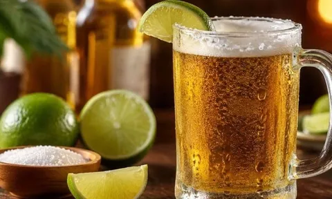 Thả vài lát chanh tươi vào cốc bia, mẹo hay giúp bia lâu đắng