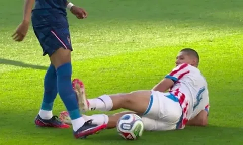 Sao Paraguay thoát thẻ đỏ sau cú đá kiểu Beckham vào Mbappe