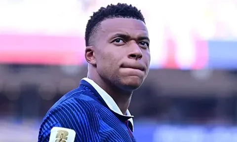 Cử chỉ của Mbappe với fan nữ gây sốt mạng xã hội