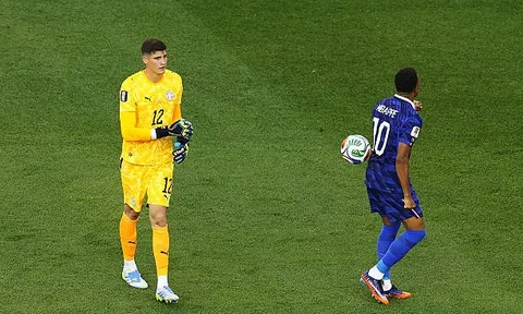 Bị từ chối bắt tay, thủ môn Paraguay ném bóng vào Mbappe