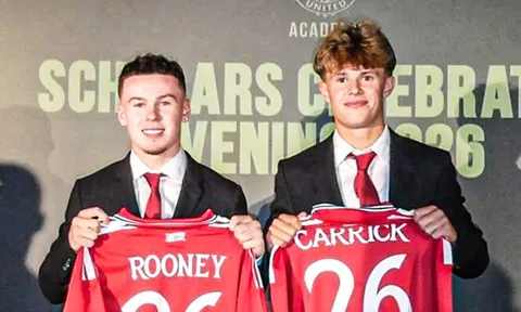 Con trai Rooney và Carrick ký hợp đồng với Man Utd