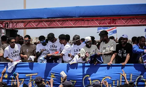 Biển người chào đón tuyển Cape Verde trở về từ World Cup