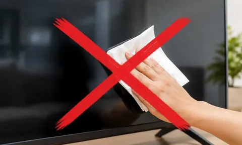 Tại sao không nên dùng giấy ăn lau màn hình tivi?