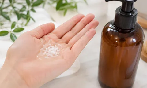Vì sao nhiều người cho vài hạt muối vào dầu gội khi gội đầu?