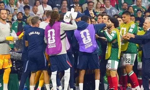 Băng ghế dự bị Anh và Mexico ẩu đả sau thẻ đỏ của Quansah