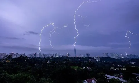 Sét đánh trúng sân bóng khiến một cầu thủ Malaysia tử vong