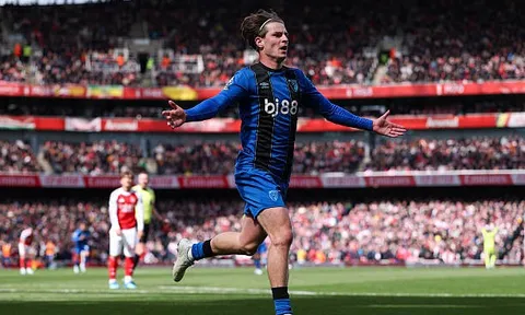 CĐV MU phẫn nộ trước kế hoạch chiêu mộ Alex Scott