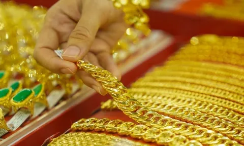 Giá vàng hôm nay 6/7: SJC neo trên 151 triệu đồng, nhà đầu tư nín thở chờ "bão" đầu tuần.