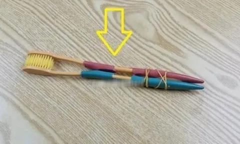 Lấy 2 bàn chải đánh răng cũ buộc vào nhau: Mẹo vặt đơn giản giải quyết rắc rối nhà nào cũng gặp phải