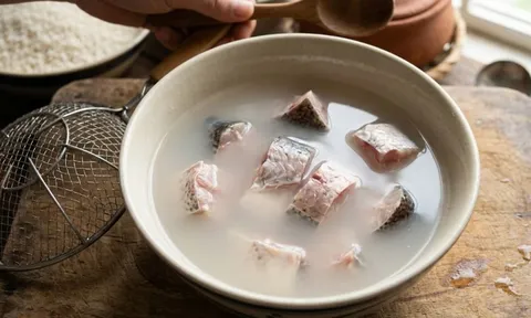 Tại sao nên ngâm cá trong nước vo gạo trước khi nấu?