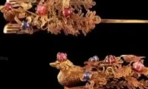 Mang trâm vàng đi cầu hôn nhưng bị từ chối, chàng trai đem đi thẩm định, 4 chữ trên đó khiến tất cả ngỡ ngàng