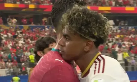 Cái ôm giữa Ronaldo và Yamal sau màn đại chiến tại World Cup