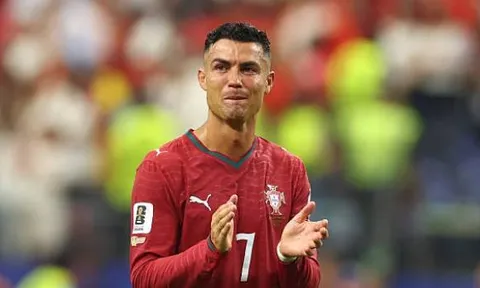 Cristiano Ronaldo bật khóc nức nở sau khi Bồ Đào Nha chia tay World Cup