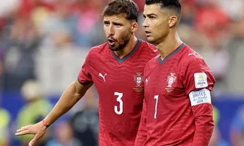 Ruben Dias nổi giận rời họp báo