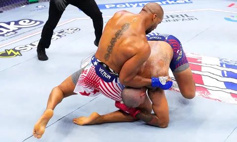 Dana White lên tiếng về tranh cãi Alex Pereira bị đánh phạm lỗi trong trận thua Ciryl Gane