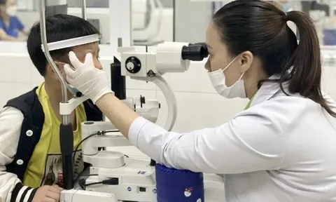 Bé trai 7 tuổi xuất hiện khối mủ ở mắt sau khi đi bơi, bác sĩ chuyên khoa cảnh báo điều phụ huynh cần lưu ý