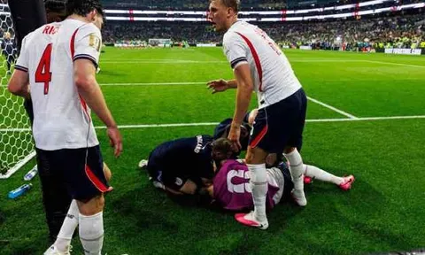Chia tay World Cup vì ăn mừng, Henderson vẫn ở lại tuyển Anh